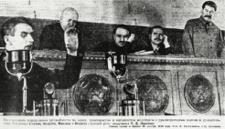 Lysenko spreekt in het Kremlin in 1935 met achter hem Stanislav Kosior, Anastas Mikojan, Andrej Andrejev en Josef Stalin (v.l.n.r.).